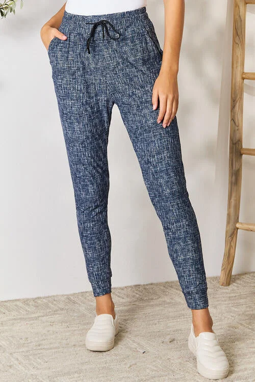 Women's Tight Trousers with Drawstring Waist in Khaki for a Relaxed and Adjustable FitLOVEIT Heathered Drawstring Leggings with Pockets Women's Tight Trousers with Drawstring Waist in Khaki for a Relaxed and Adjustable FitLOVEIT Heathered Drawstring Leggings with Pockets