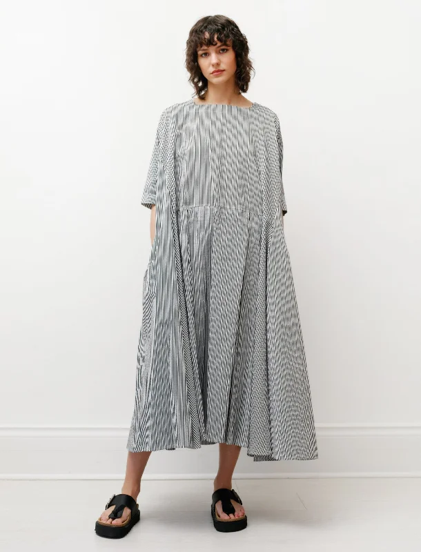 Ruffled Women Dress with Multiple Layers for a Playful and Girly Style Ruffled Women Dress with Multiple Layers for a Playful and Girly Style Mama Dress Black + White Ruffled Women Dress with Multiple Layers for a Playful and Girly Style Ruffled Women Dress with Multiple Layers for a Playful and Girly Style Mama Dress Black + White