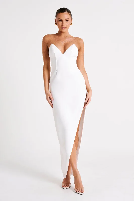 Maxi dresses with a paisley print for a classic and elegant styleNatasha Pointed Corset Maxi Dress - White Maxi dresses with a paisley print for a classic and elegant styleNatasha Pointed Corset Maxi Dress - White